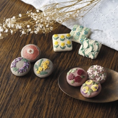 GARDEN PARTY　フランス刺しゅう　くるみボタン